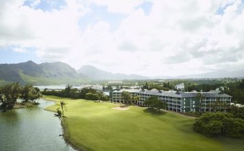 États-Unis | Hilton ouvre le Hale Hōkūala Kauaʻi, premier resort Curio Collection by Hilton à Hawaï Hale-Hokuala-Kauaʻi-Curio-Collection-by-Hilton-Exterior-View-of-Golf-Course-with-Haupu-Mountains @ credit Hilton