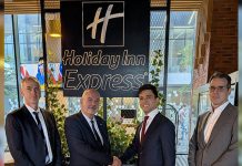 2029, Hongrie | IHG signe un Holiday Inn Express & Suites à Debrecen, sa première adresse dans l’est du pays Representatives celebrate the signing of a new Holiday Inn Express project. Left to right: Csukás Endre (Director at Xanga Investment and Development Group), István Herdon (Chief Executive Officer at Xanga Investment and Development Group), Farkhad Kamilov (Development Project Manager, Northern Europe, IHG Hotels & Resors, Bruno Sousa (Director of Design, EMEAA, IHG Hotels & Resorts)