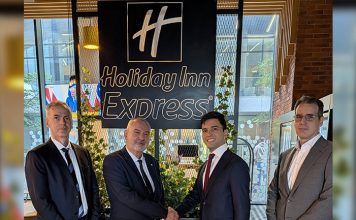 2029, Hongrie | IHG signe un Holiday Inn Express & Suites à Debrecen, sa première adresse dans l’est du pays Representatives celebrate the signing of a new Holiday Inn Express project. Left to right: Csukás Endre (Director at Xanga Investment and Development Group), István Herdon (Chief Executive Officer at Xanga Investment and Development Group), Farkhad Kamilov (Development Project Manager, Northern Europe, IHG Hotels & Resors, Bruno Sousa (Director of Design, EMEAA, IHG Hotels & Resorts)