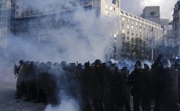 France | Violences du 17 octobre : le GHR alerte sur une chute de 47 % des nouvelles réservations hôtelières dès le lendemain Riot police clashed with protestors during a demonstration in a national strike against government plans to revamp the pension system in central Paris, France on April 06, 2023.